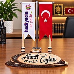Kişiye Özel Kaligrafi Yazılı Ahşap Masa İsimliği – Çift Kalem ve Bayraklı Set